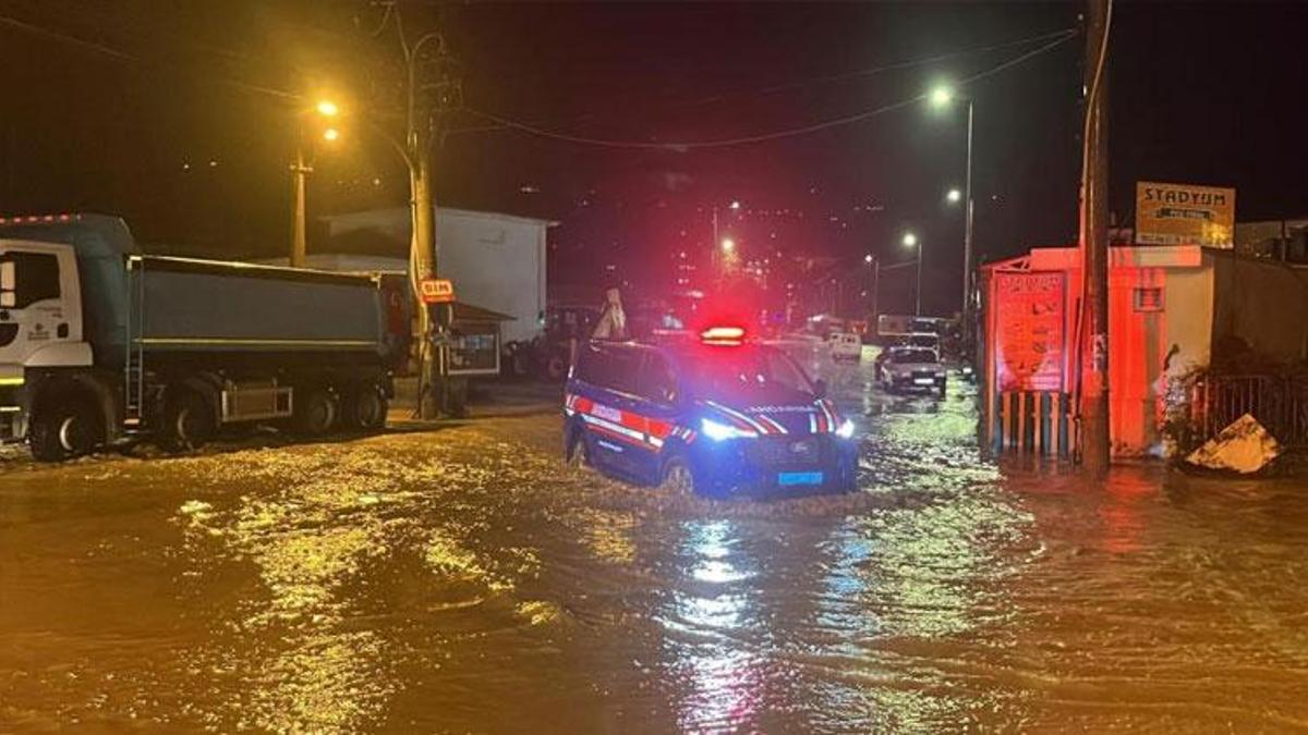 Sağanak yağış sonrası Alanya'da Oba çayı taştı, caddeler sular altında kaldı
