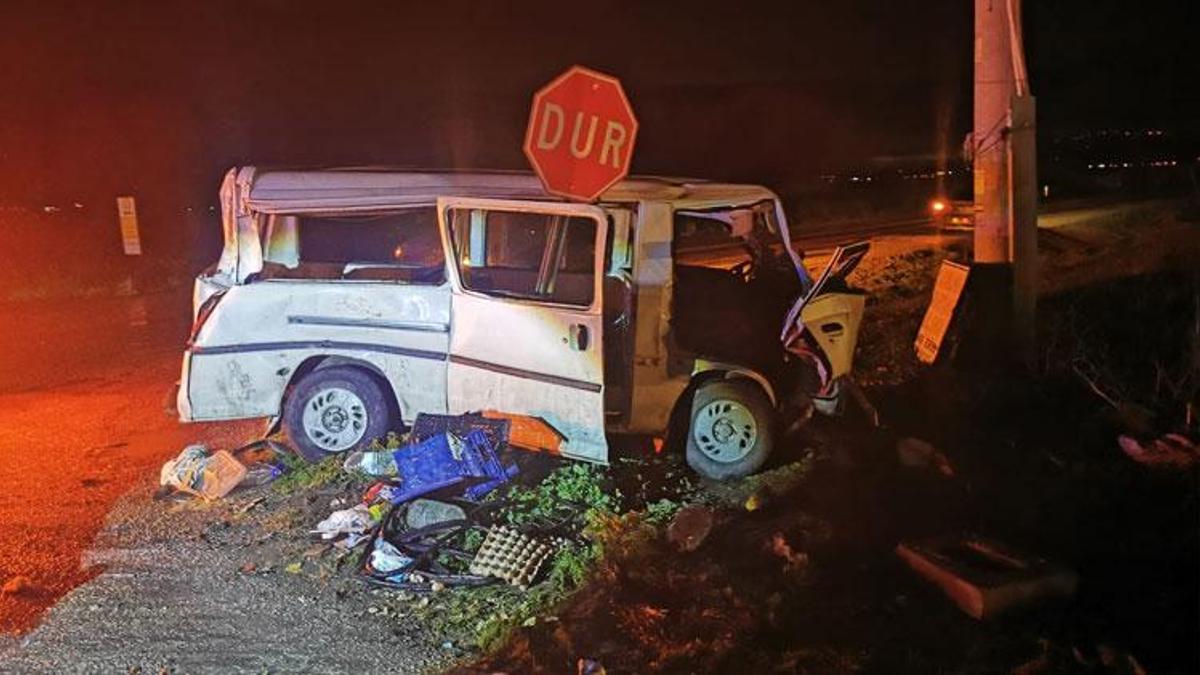 Karacabey'de kamyon ile minibüs çarpıştı: 2 yaralı