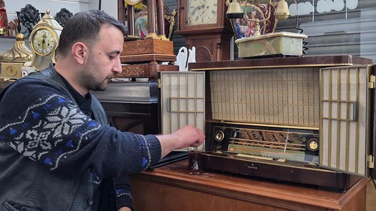 Kendisine hediye edilen radyo ile mesleğini bıraktı, şehir şehir gezip toplamaya başladı!