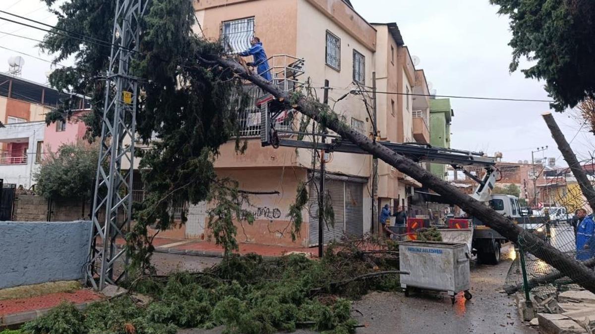 Mersin'de mesai devam ediyor: Belediye alarm durumuna geçti