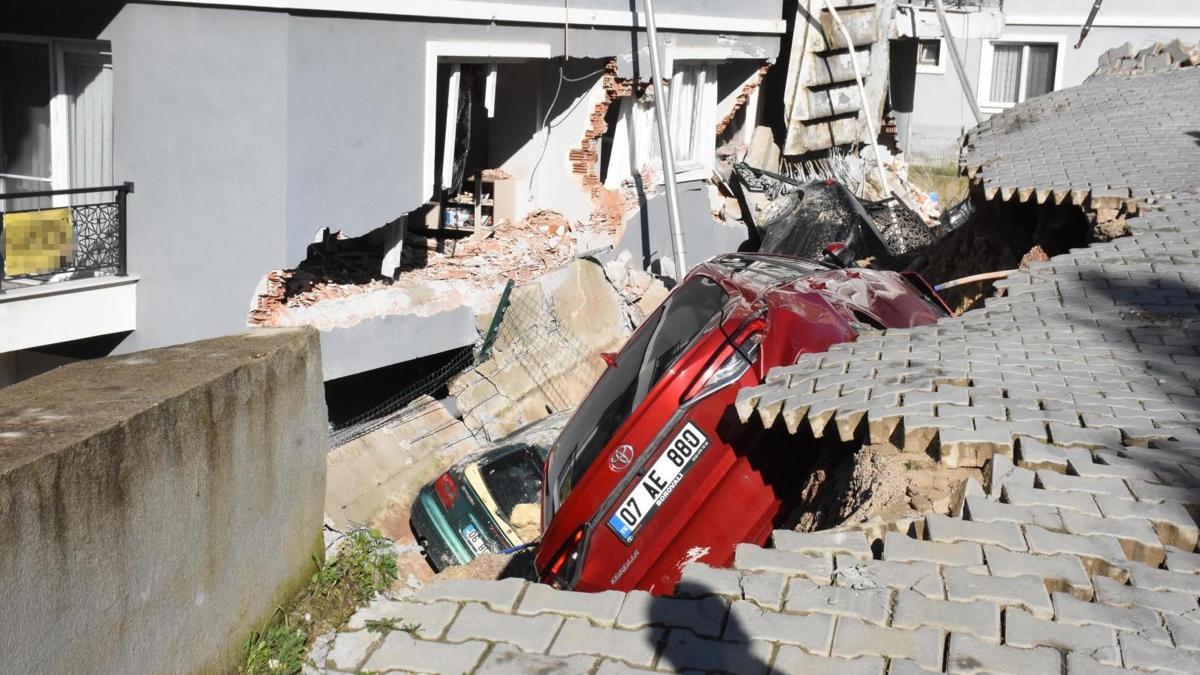 İzmir’de toprak kayması; 2 bina ve 7 araç zarar gördü