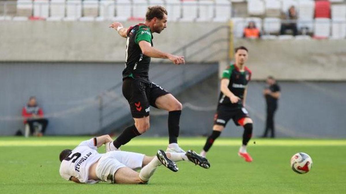 Karşıyaka zirve yolunda İzmir Çoruhlu FK'yı rahat geçti