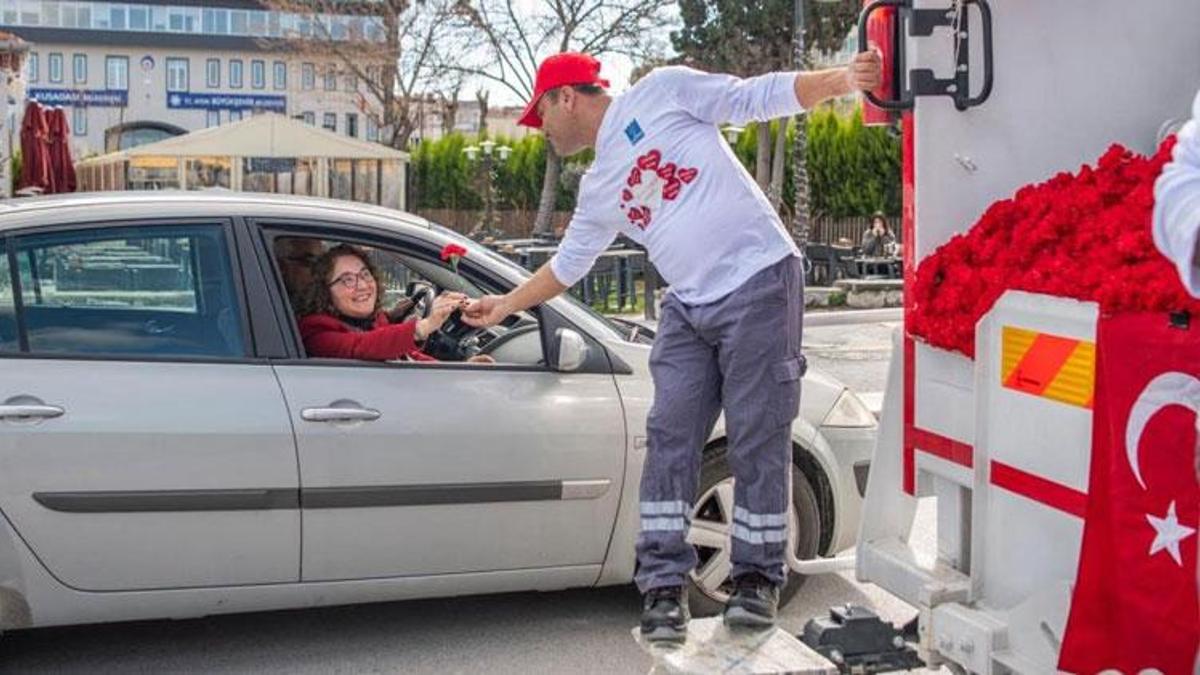 Kuşadası'nda Sevgililer Günü'nde çöp kamyonu sevgi dağıttı