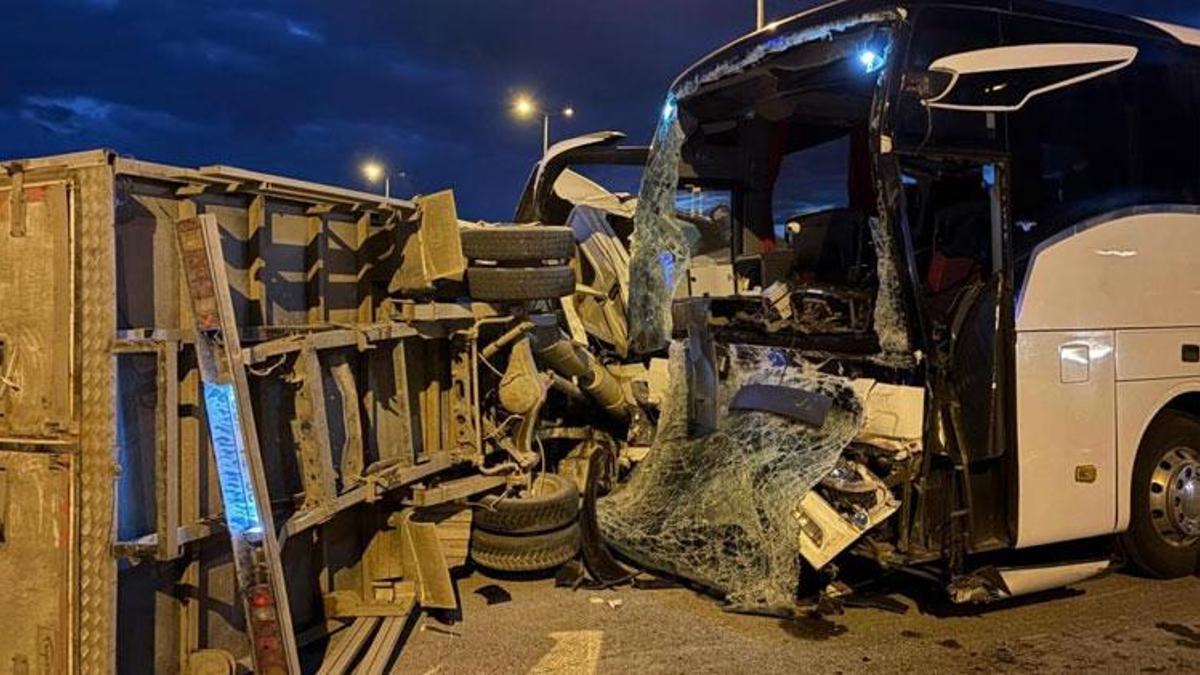 Melikgazi'de yolcu otobüsü ile kamyonet çarpıştı: 5 yaralı