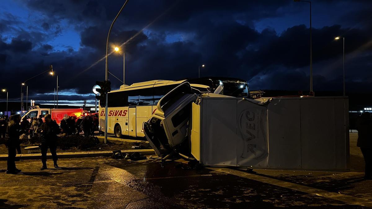 Kayseri’de yolcu otobüsü ile kamyonet çarpıştı: 5 yaralı