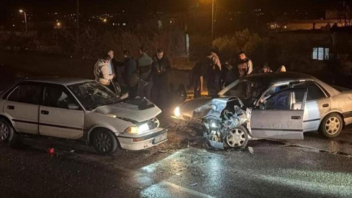 İki otomobil kafa kafaya çarpıştı 4 kişi yaralandı