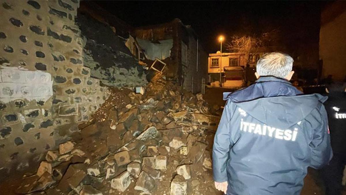 Siverek'te çöken boş evin yanındaki 3 ev tedbiren tahliye edildi