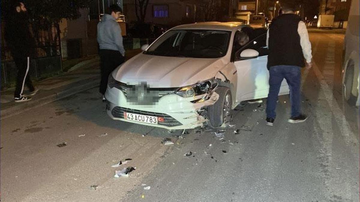 İnegöl'de otomobil ile motosiklet kafa kafaya çarpıştı: 2 yaralı