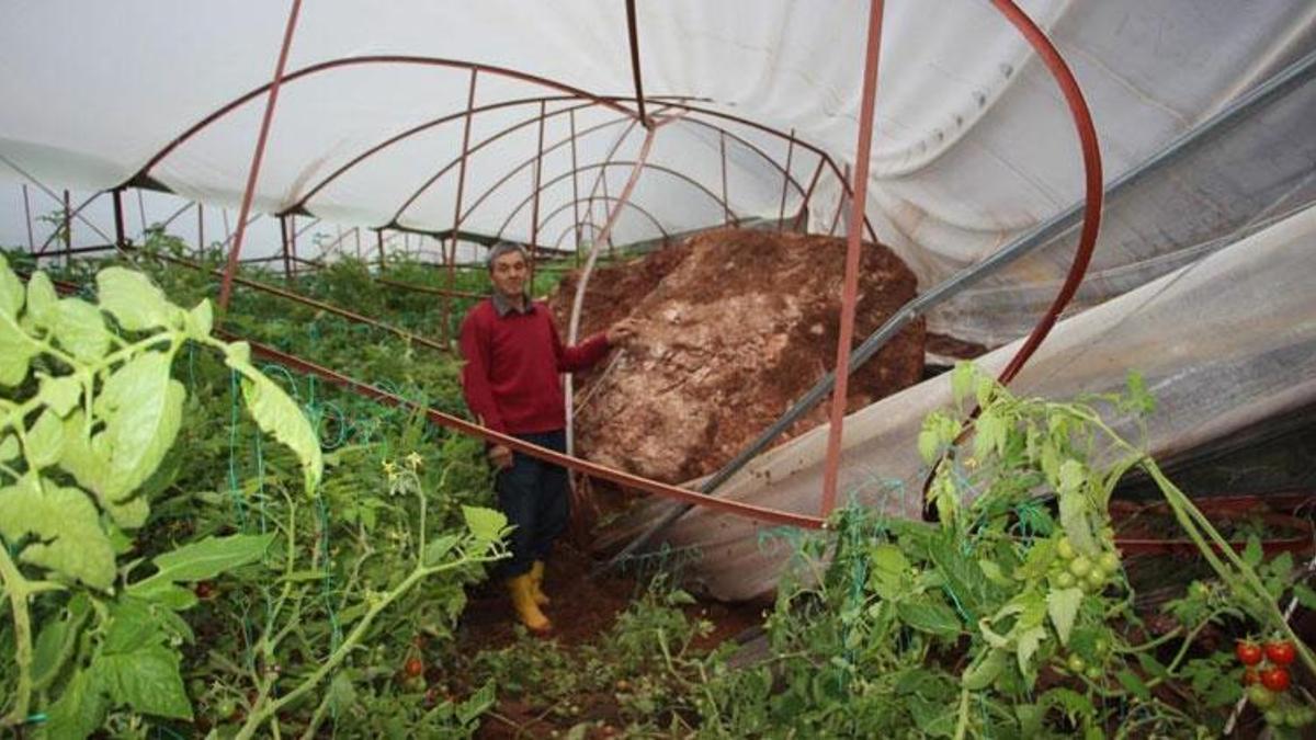 Kumluca'da heyelan evlerin duvarlarını çatlattı, seralara dev kayalar düştü