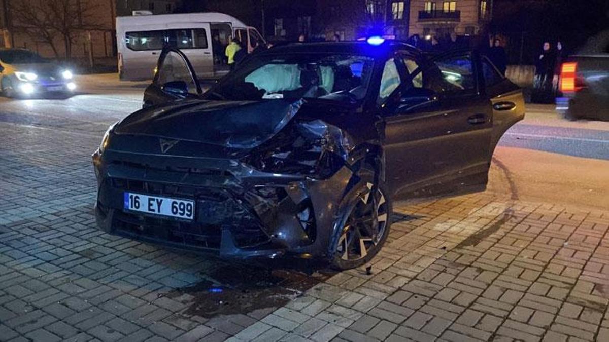 İnegöl'de otomobil ile minibüs çarpıştı 9 kişi yaralandı