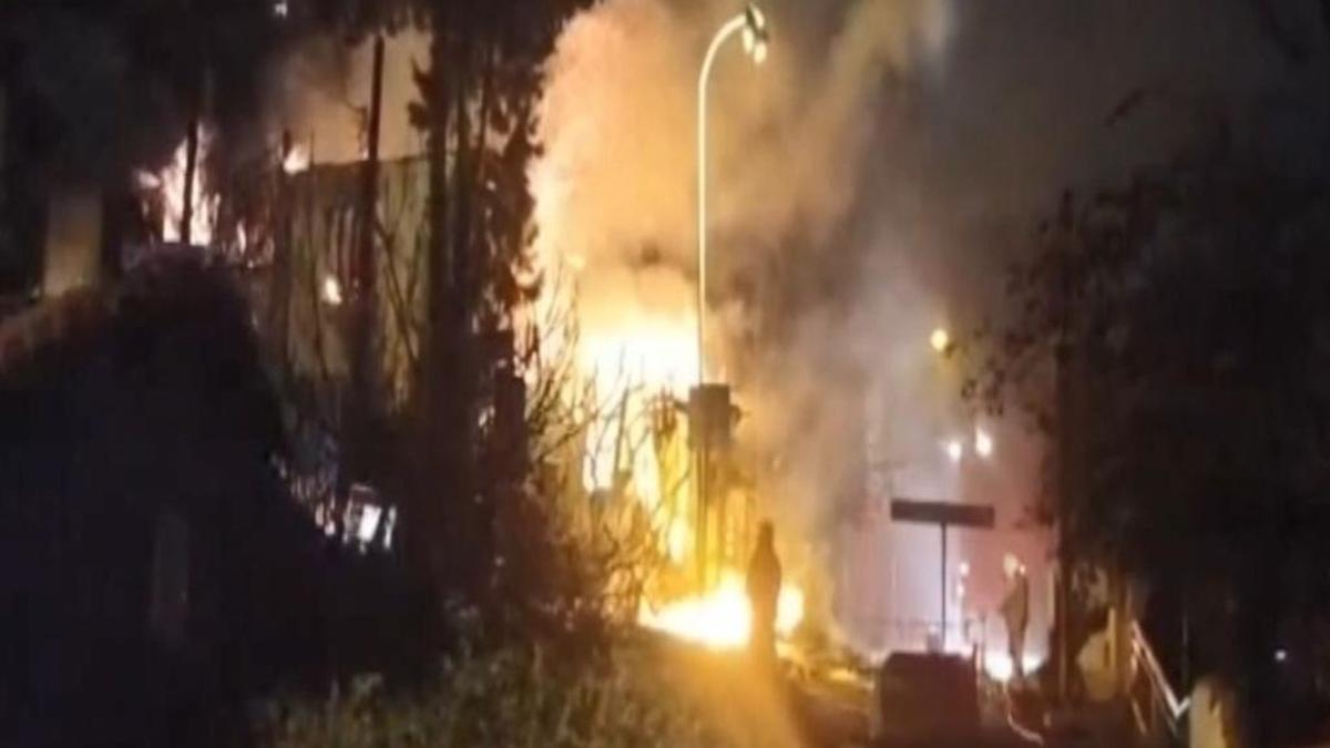 Üsküdar'da gece alevlerle aydınlandı: 1 bina tamamen kül oldu