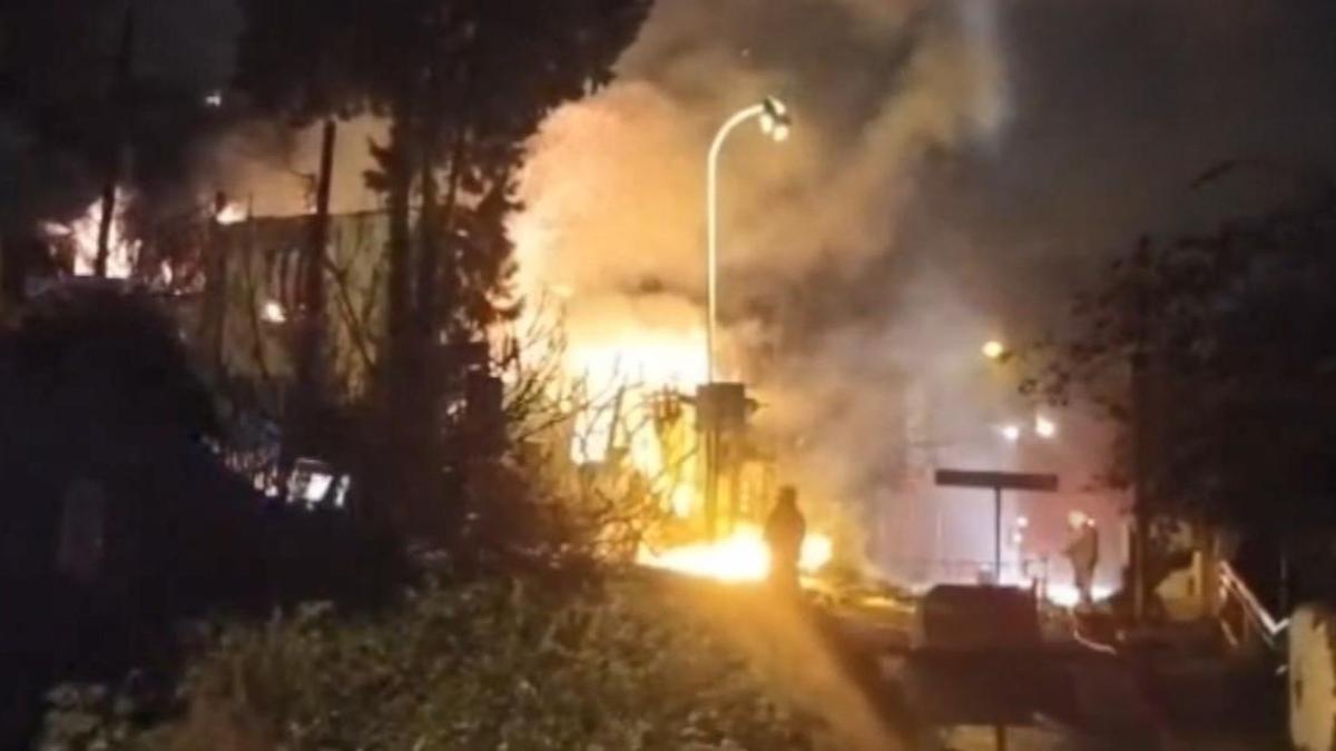 İstanbul - Üsküdar'da 2 katlı metruk bina alev alev yandı