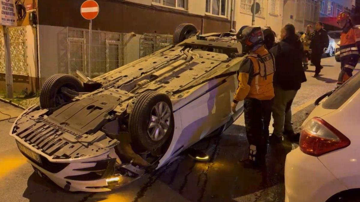 İstanbul - Üsküdar'da park halindeki 3 araca çarpan otomobil, takla attı: 1 yaralı