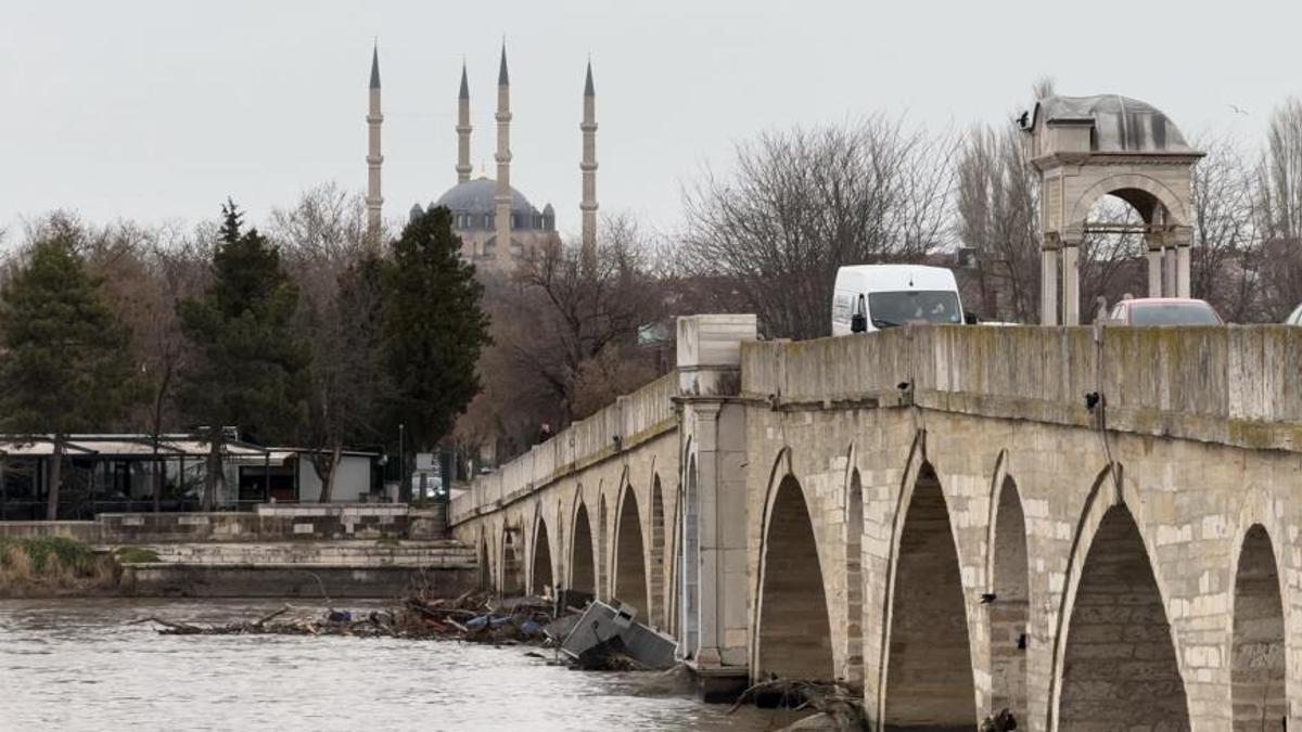 Edirne'de tarihi köprü için sarı alarm! Dev tomruklar tıkadı