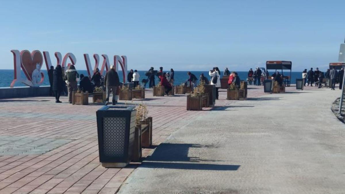 Van’da bahar havası! Vatandaşlar sahile akın etti