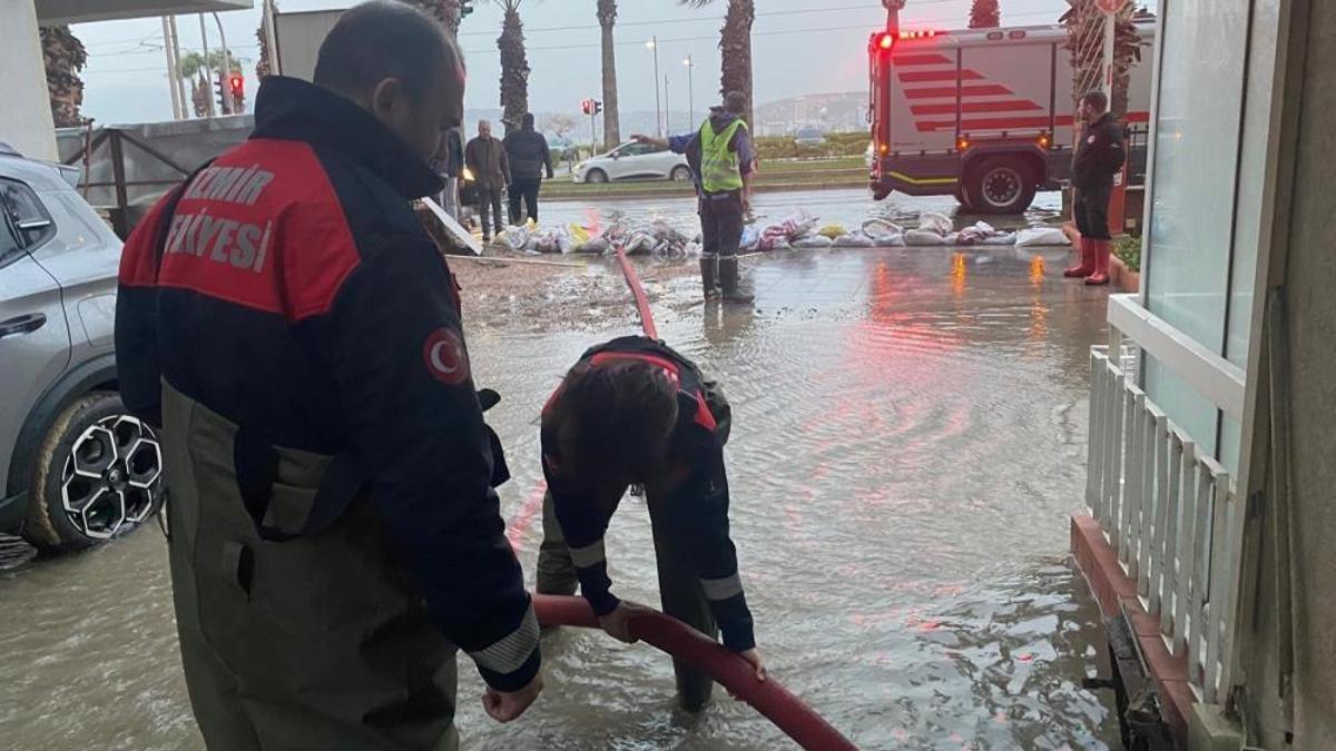 İzmir’de 50 yılda bir görülen meteorolojik tablo! Dalgalar 1 metreye ulaştı