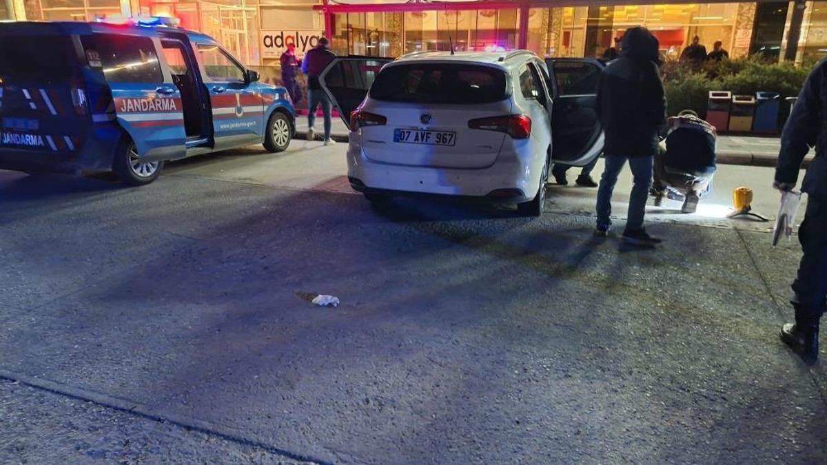 Dinlenme tesisinde 5 gündür park halindeydi! Otomobilin içinden ceset çıktı