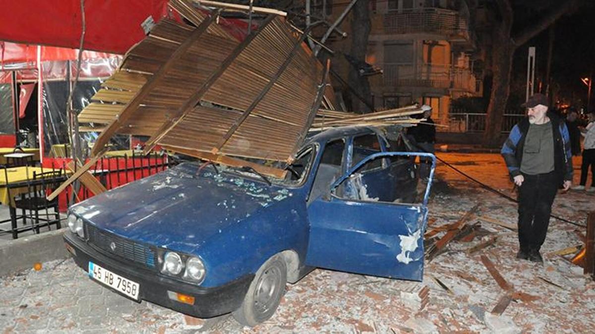 Manisa’da fırtına minarenin külahını uçurdu, 100’den fazla ağaç devrildi