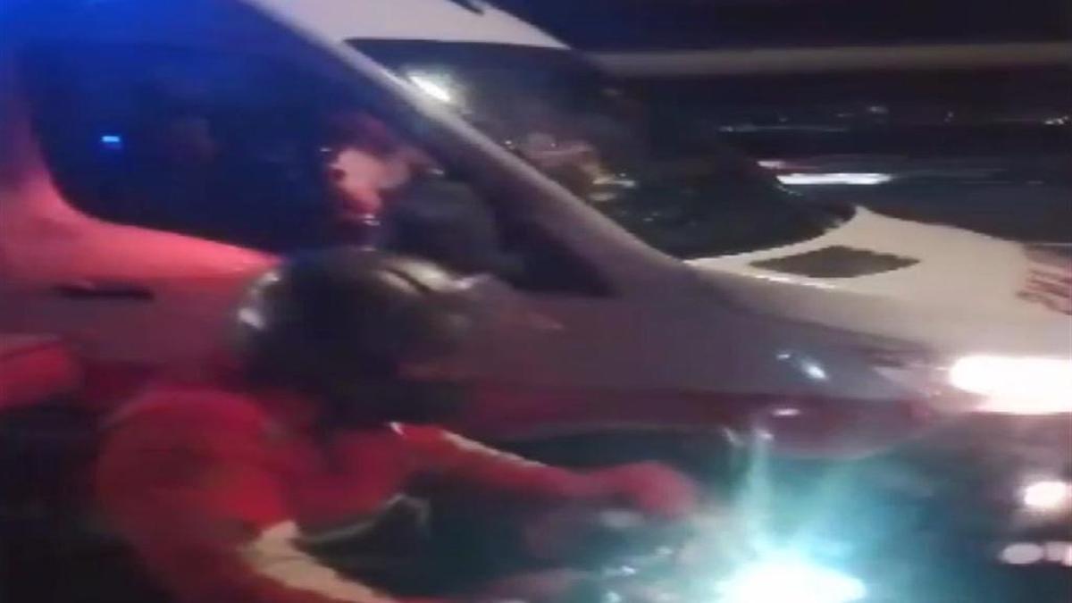 Fırtına motokuryeyi köprüde yakaladı! Ambulans ve metrobüs yetişti