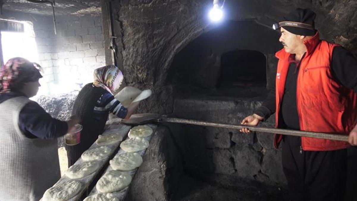 İmece usulü yapıp satıyorlar! Kendi buğdaylarını öğütüp kazanca dönüştürdüler