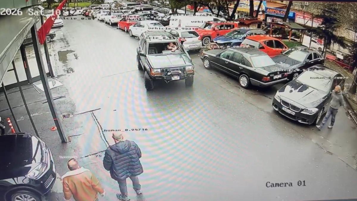 İstanbul - Maslak’ta eski ortağının iş yerini silahla bastı; tehdit edip soyundu