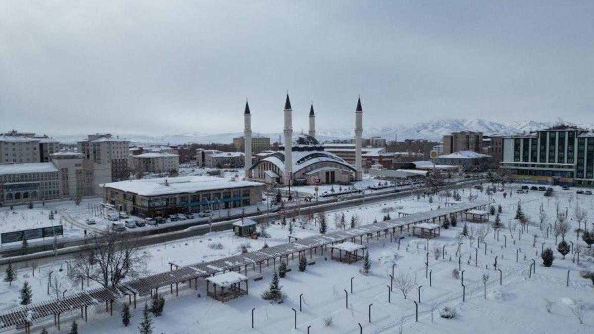 Ağrı'da cadde ve sokaklarda oluştu: Doğa kendini bu şekliyle gösterdi