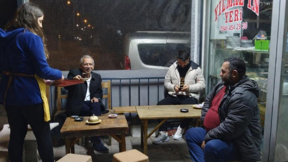 Tekirdağ'da kıraathaneye kadın eli değdi, çayın rengi değişti! Müşteriler hayran kaldı