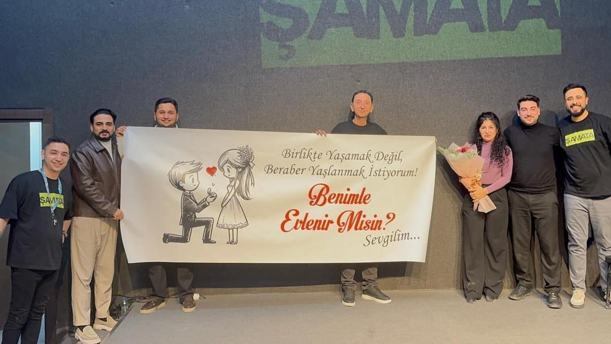 Tiyatro sahnesinde sürpriz evlilik teklifi