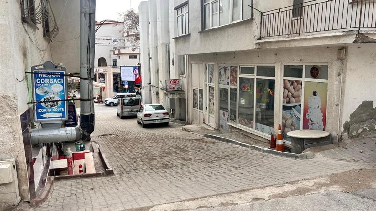 Evde buluşup sokakta öldüler! Ölüm genç kadını terlikleri çıkınca yakaladı