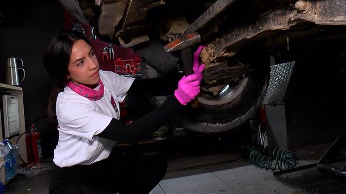 'Yapamazsın' diyenler şimdi 'Pembe eldivenli ustamız' diye çağırıyor! İşte oto sanayinin Amine ustası