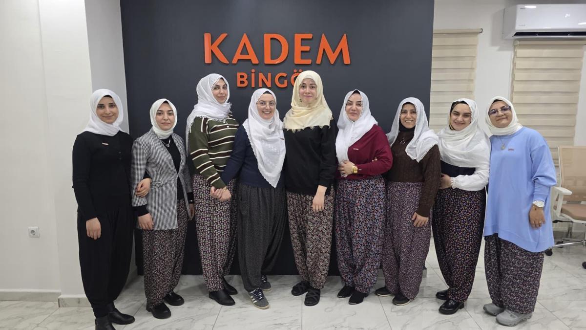 Bingöl’de KADEM üyelerinden Zeynep Güneş Akgün’e şalvarlı destek