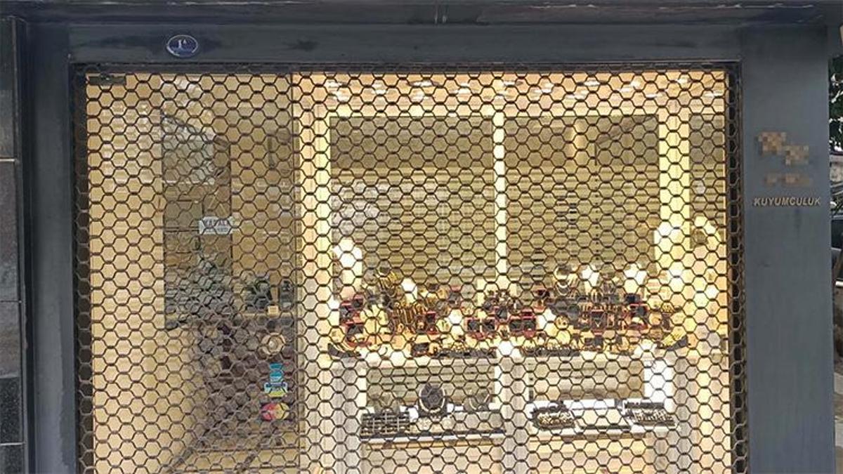 İzmir’de gündüz vakti silahlı soygun girişimi! Kuyumcu böyle engelledi