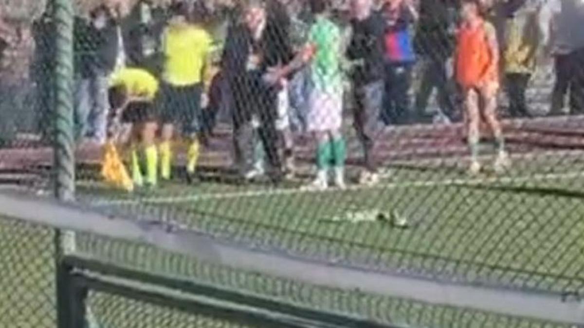 Malatya- Tribünden hakeme skuter attı; o anlar kamerada