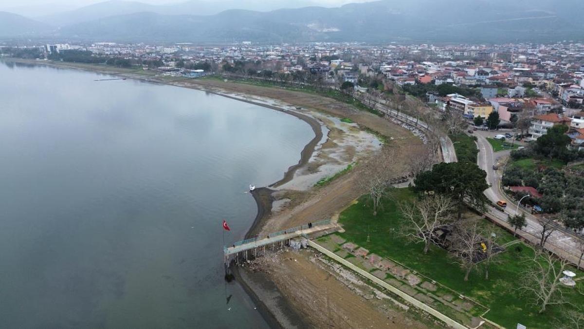 Fabrikalar tonlarca su çekiyor! 200 metre çekildi, alarm seviyesine geçildi