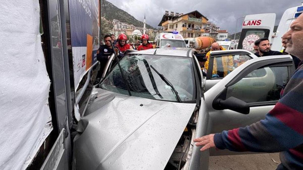Muğla’da duvara çarpan otomobildeki 1 kişi hayatını kaybetti, 2 kişi yaralandı