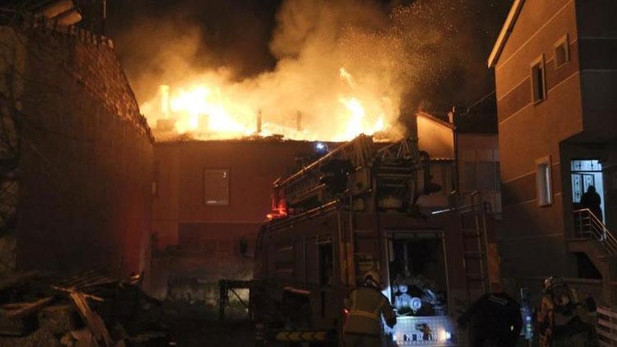 Karaman’da 2 katlı binada korkutan yangın: 3 kişi dumandan etkilendi