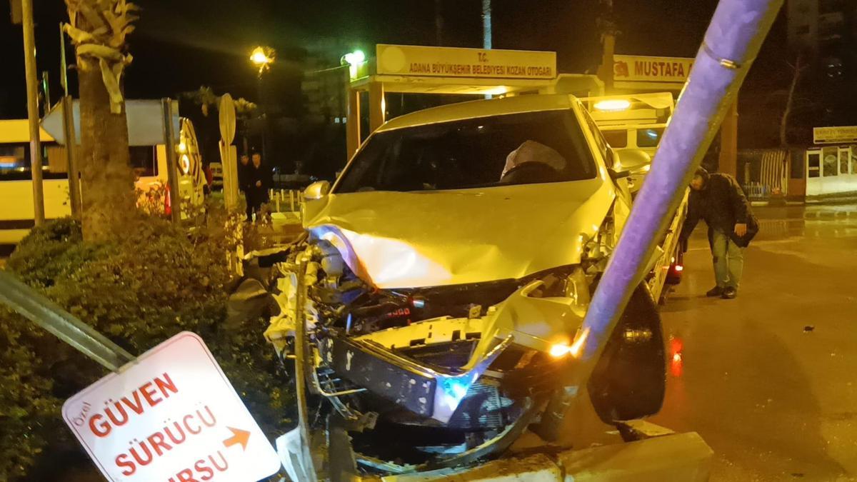 Adana'da otomobil ile minibüs çarpıştı: 3 yaralı