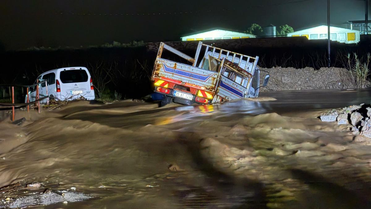 Manisa’da derede mahsur kalan 2 araç kurtarıldı