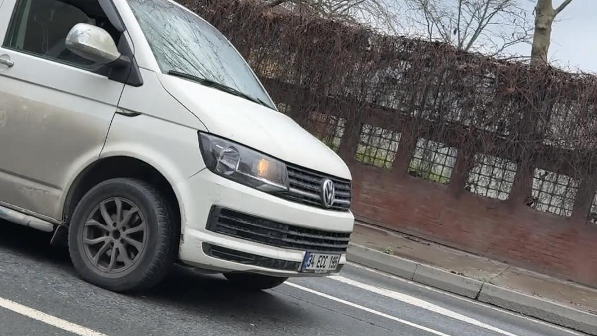 İstanbul - Eyüpsultan’da sürücüye yumruk atıp aracının aynasını kırdılar; 'Canımızı yolda mı bulduk' diye saldırdılar