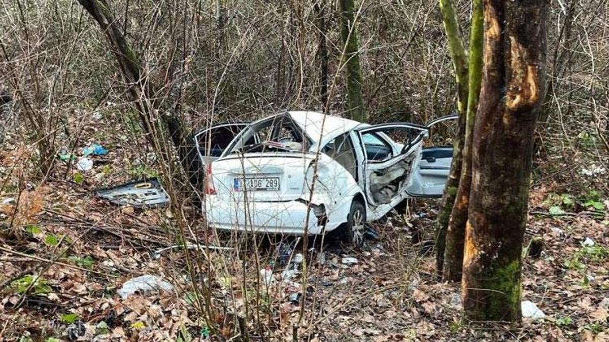 Cide’de otomobil şarampole yuvarlandı, 3 kişi yaralandı