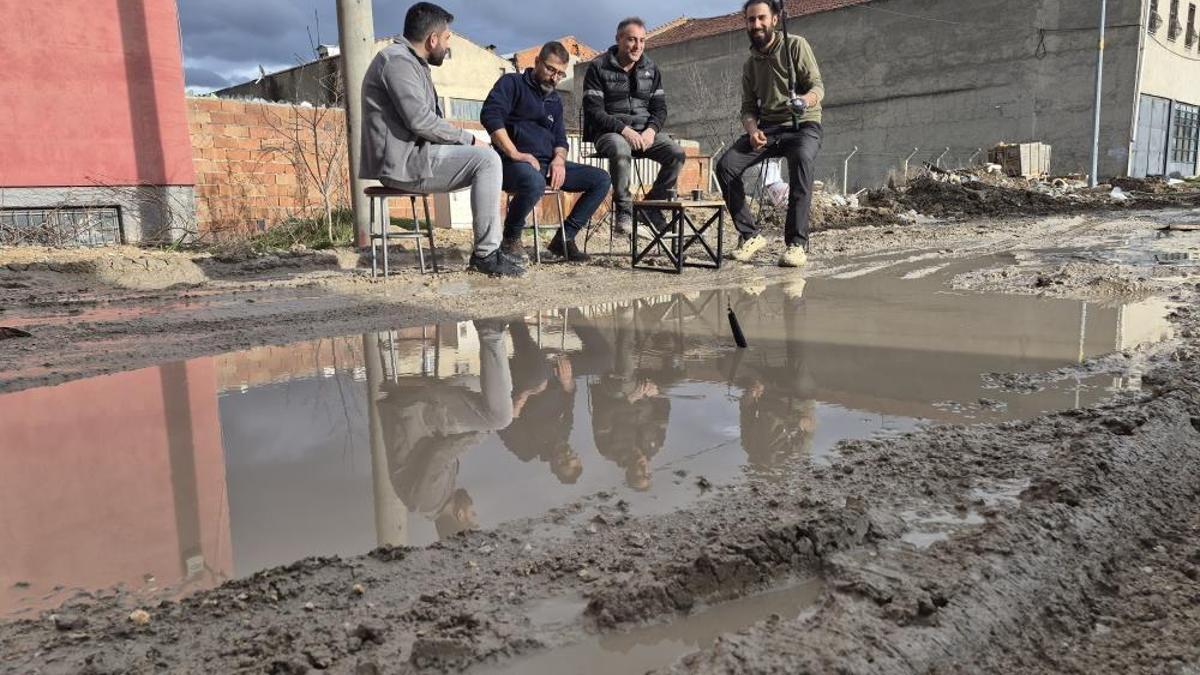 Eskişehir'de izahı olmayan şeyin mizahı oldu, sürekli göle dönen sokakta balık tutmaya başladılar
