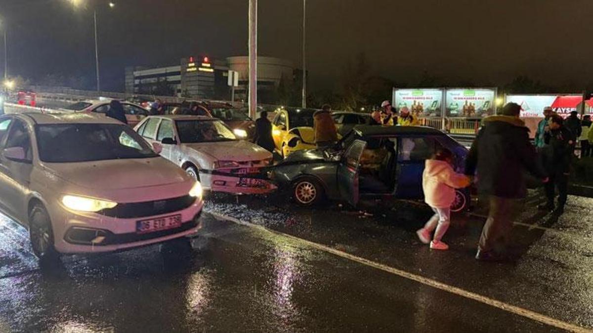 Kocasinan'da otomobil kırmızı ışıkta bekleyen 5 araca çarptı: 2 yaralı