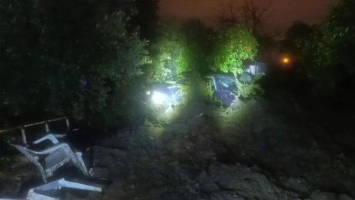 Hatay'da heyelan meydana geldi; Ev ve araç zarar gördü