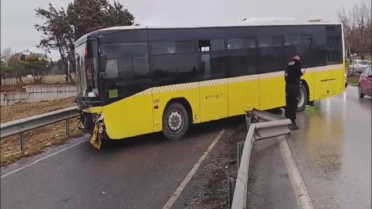 Büyükçekmece'de korkutan kaza: İETT otobüsü bariyerlere daldı!