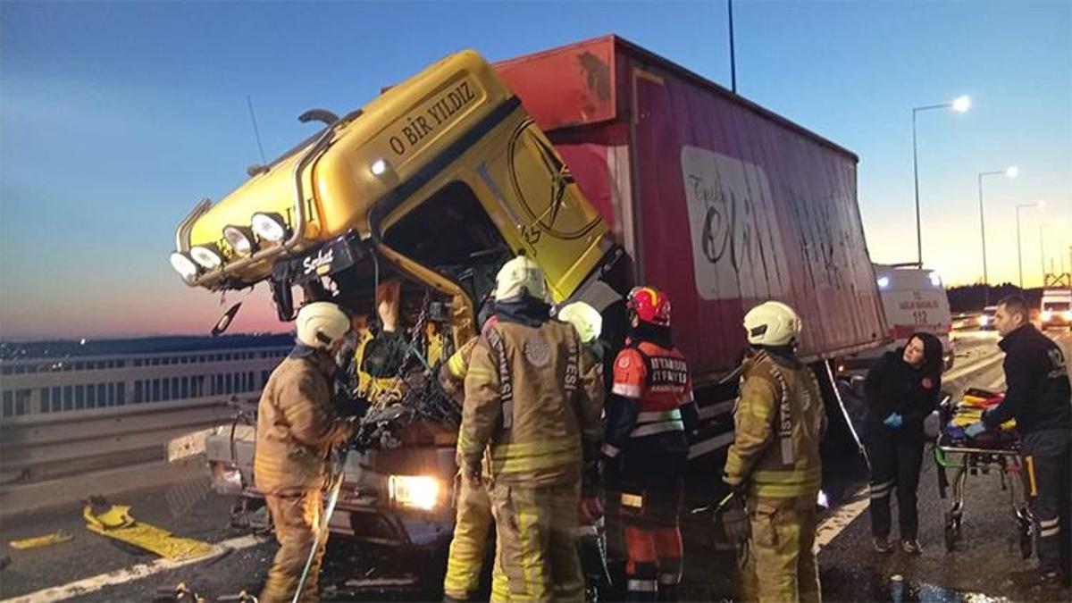 Beykoz'da feci kaza! Kamyon TIR'a çarptı