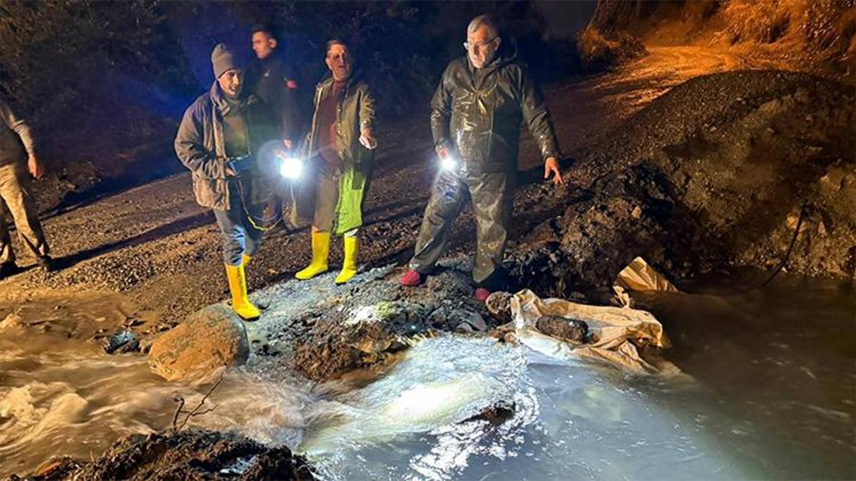 Dörtyol’da heyelan paniği: Yol ulaşıma kapandı