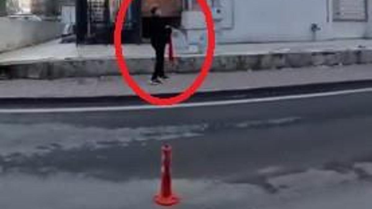 Yerdeki bayrağı koşarak aldı; o anlar kamerada