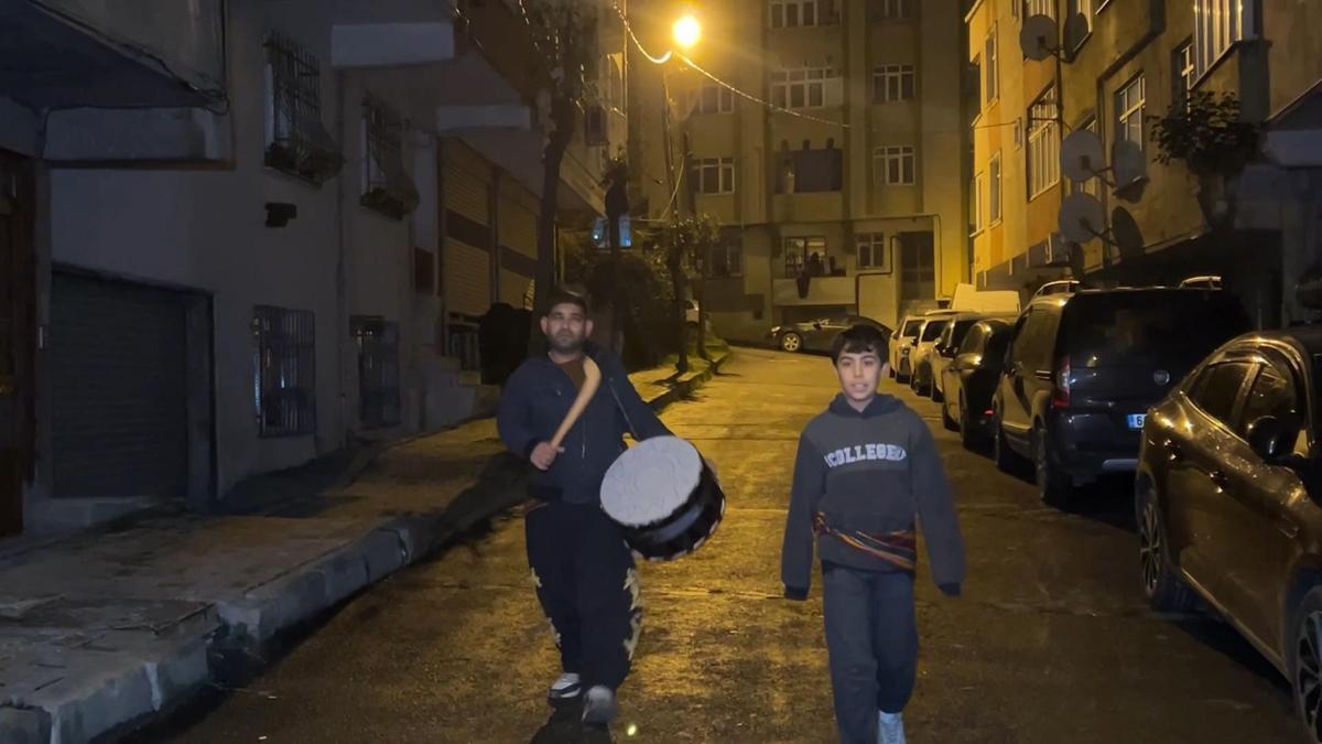 İstanbul - İstanbul'da ramazan davulcuları ilk sahurla birlikte göreve başladı