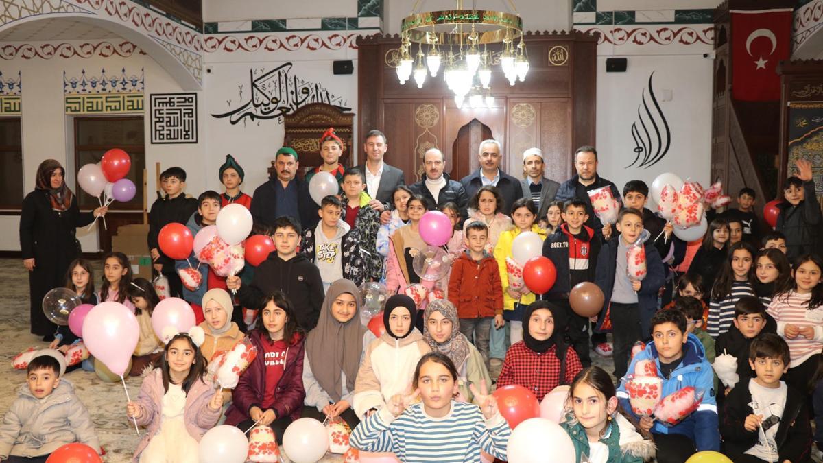 Teravih namazına gelen çocuklara pamuk şekeri ve balon sürprizi
