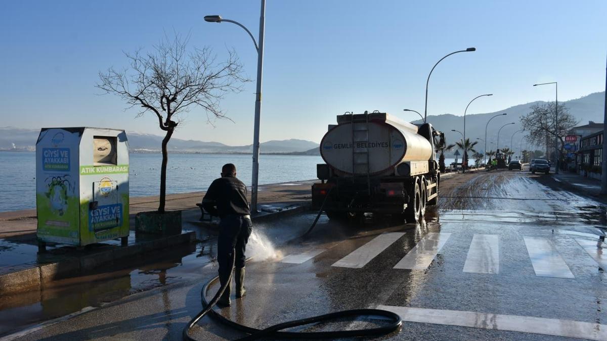 Kurşunlu Sahili’nde fırtına sonrası biriken atıklar temizlendi